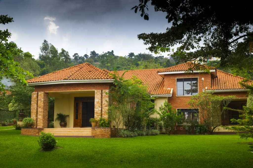 Luxury 4-Bedroom Bungalow for Rent in Mbuya Kampala – Private Garden Living 2