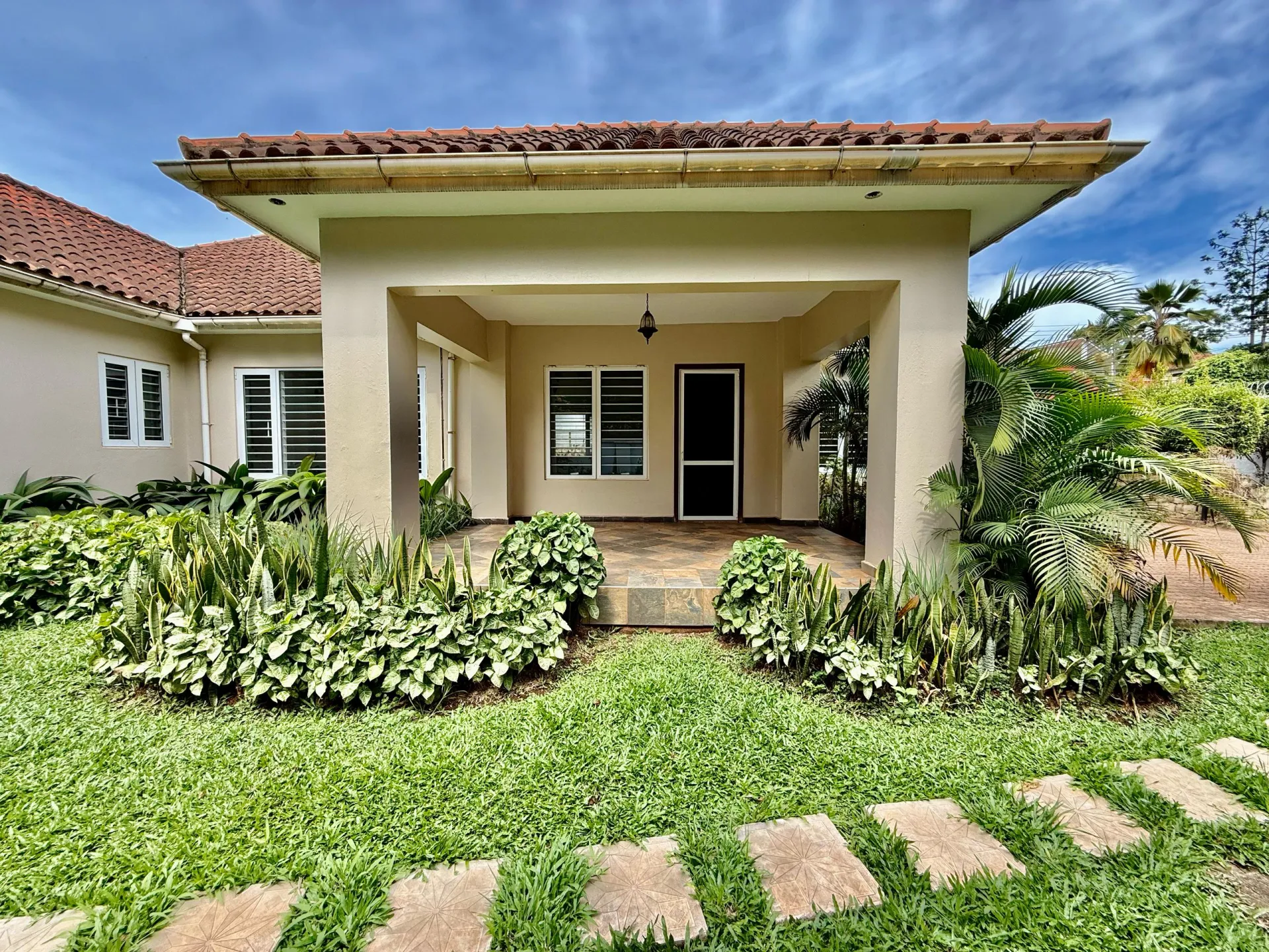 4-Bedroom Bungalow for Rent in Bugolobi Kampala – Private Lawn Living — photo 1