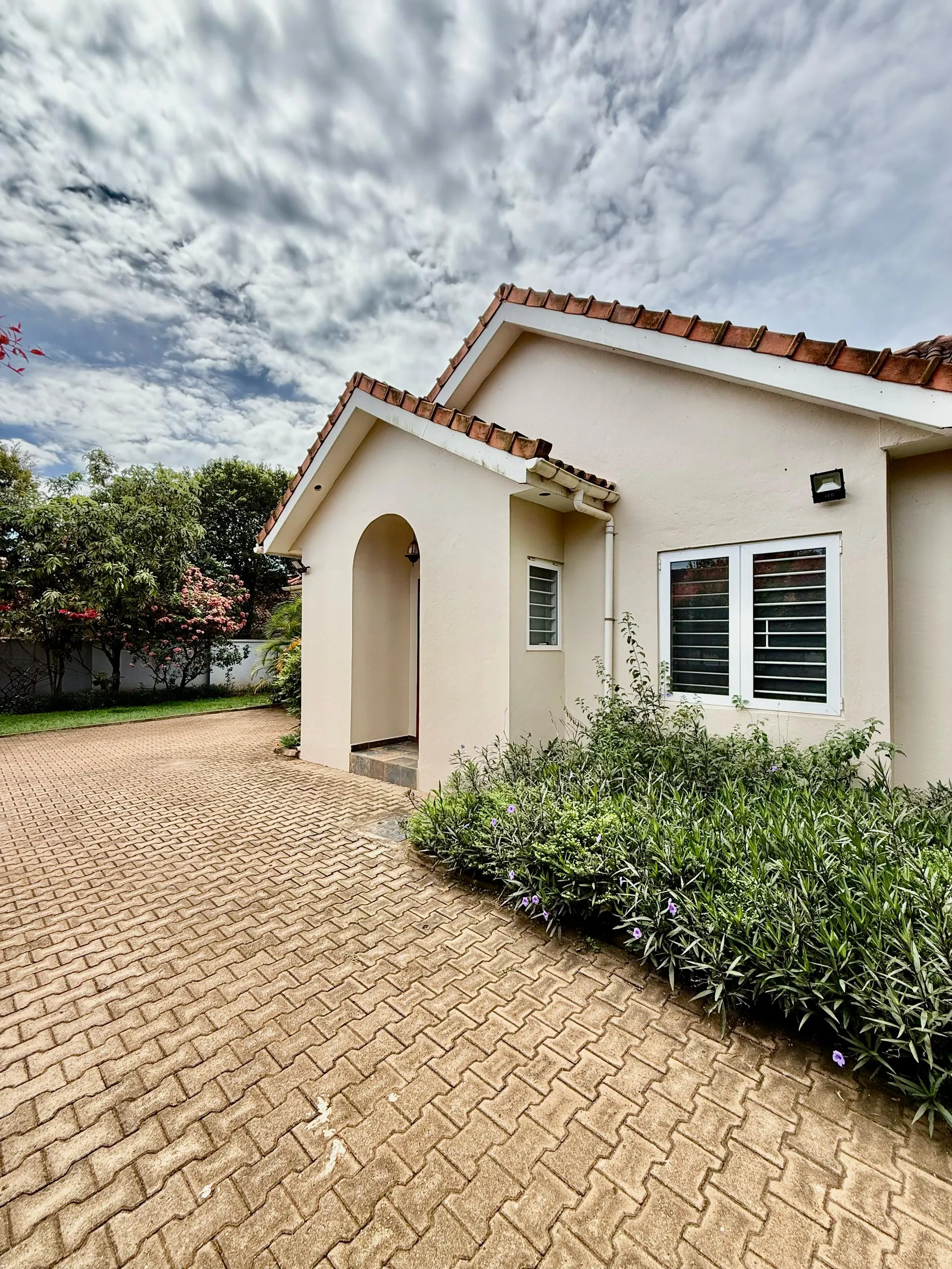 4-Bedroom Bungalow for Rent in Bugolobi Kampala – Private Lawn Living 4