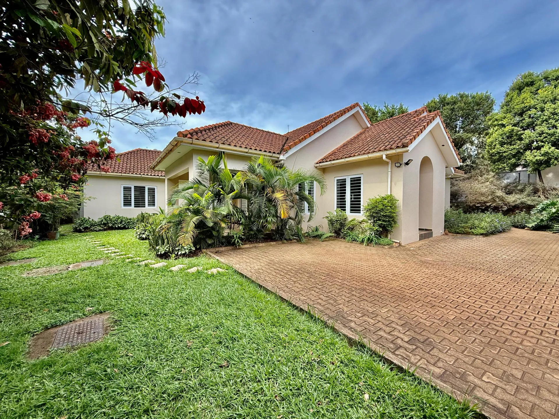 4-Bedroom Bungalow for Rent in Bugolobi Kampala – Private Lawn Living 2