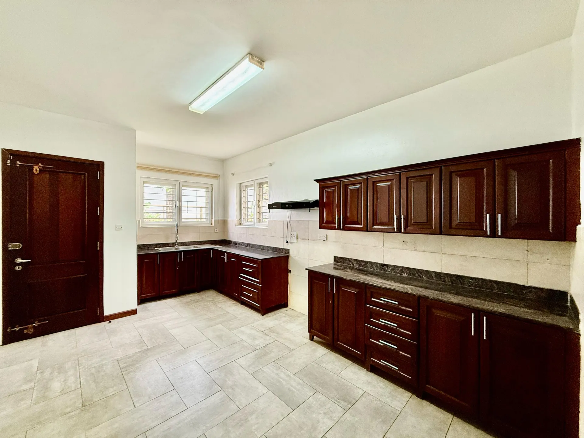 4-Bedroom Bungalow for Rent in Bugolobi Kampala – Private Lawn Living 3