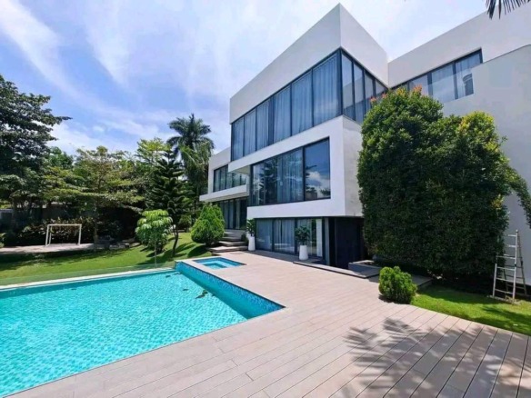 Luxury 5-Bedroom House for Sale in Munyonyo Kampala – Infinity Pool & High-End Finishes