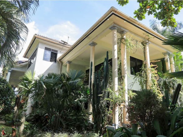 A Luxurious 5Bedroom Unfurnished Residental House In Muyenga For Sale.